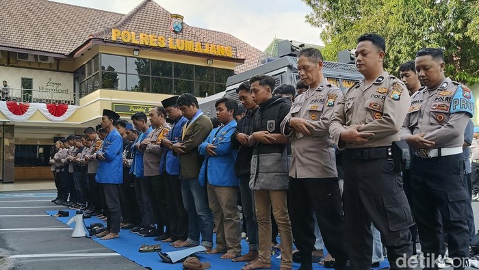Mahasiswa dan personel Polres Lumajang menggelar salat gaib untuk Affan Kurniawan.