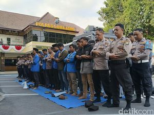 Mahasiswa, Driver Ojol dan Polres Lumajang Salat Gaib untuk Doakan Affan