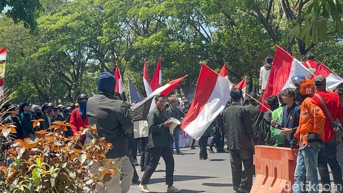 Mahasiswa Demo Polda Jatim Mahasiswa Demo Polda Jatim