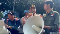 Kapolda Jatim Irjen Nanang Avianto turun langsung menemui massa aksi di depan Mapolda Jatim.