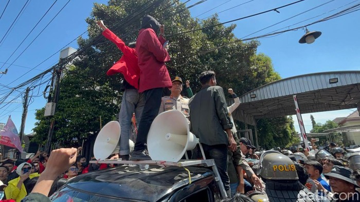 Mahasiswa Demo Polda Jatim