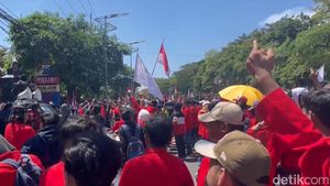 Mahasiswa Geruduk Polda Jatim