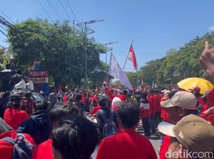 Mahasiswa Geruduk Polda Jatim
