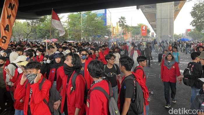 Mahasiswa Unhas membubarkan diri usai demo di bawah flyover, Makassar.