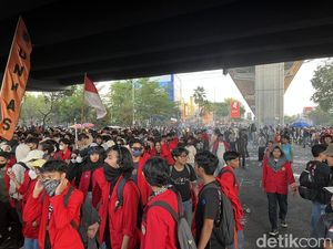 Mahasiswa Demo di Flyover Makassar Bubar Demi Hindari Provokator