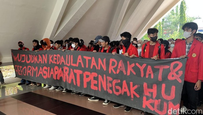 Mahsiswa Unhas persiapan demo di flyover Makassar.