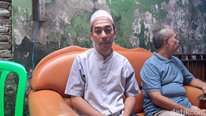 Kakak Abay, Muhammad Bahmid Basri di rumah duka Jalan Balang Baru II, Makassar.