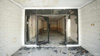 Kaca jendela dan pintu Markas Gegana pecah tanpa bentuk. Kondisi gedung kini ditinggalkan tanpa aktivitas petugas.