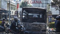 Dua bus hangus terbakar masih terparkir di depan Markas Gegana, Jalan Kramat Raya, Jakarta, Sabtu (30/8/2025).