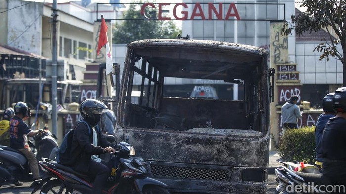 Markas Gegana di Kramat Raya Porak-Poranda, Dua Bus Hangus Jadi Rongsokan Markas Gegana di Jalan Kramat Raya hancur diamuk massa. Dua bus hangus masih terparkir di depan, sementara warga berkerumun menyaksikan kondisi bangunan, Sabtu (30/8/2025).