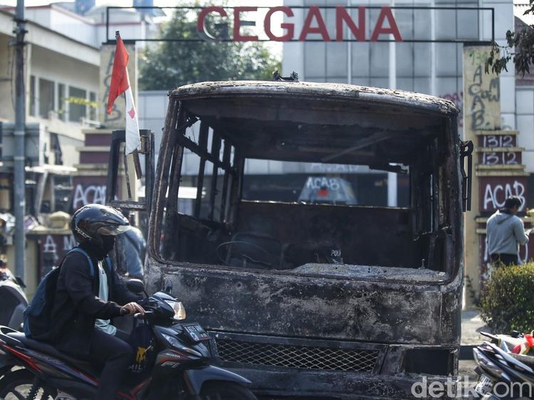 Markas Gegana di Kramat Raya Porak-Poranda, Dua Bus Hangus Terbakar