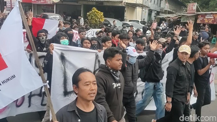Masa aksi melakukan longmarch menuju Gedung DPRD Cianjur.