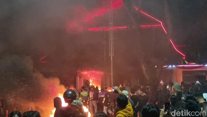 Massa bakar Gedung Negara Grahadi dan melakukan penjarahan.