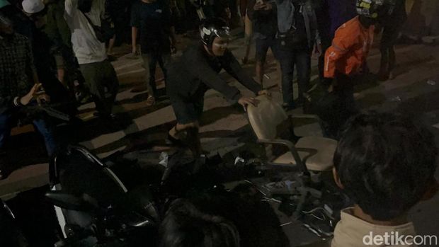 Massa bakar Gedung Negara Grahadi dan melakukan penjarahan.