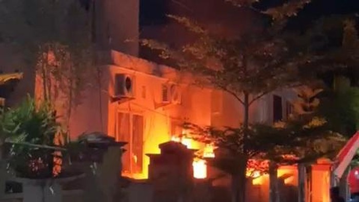 Massa demo melempar batu hingga bom molotov ke Kantor DPRD Majene.