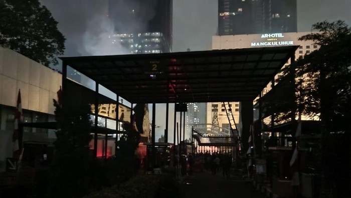 Polisi Dorong Mundur Massa Menjauh dari Polda Metro, Ada yang Diamankan
