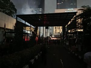 Polisi Dorong Mundur Massa Menjauh dari Polda Metro, Ada yang Diamankan