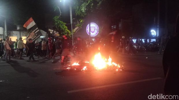 Massa di sekitar Grahadi bakar-bakar.
