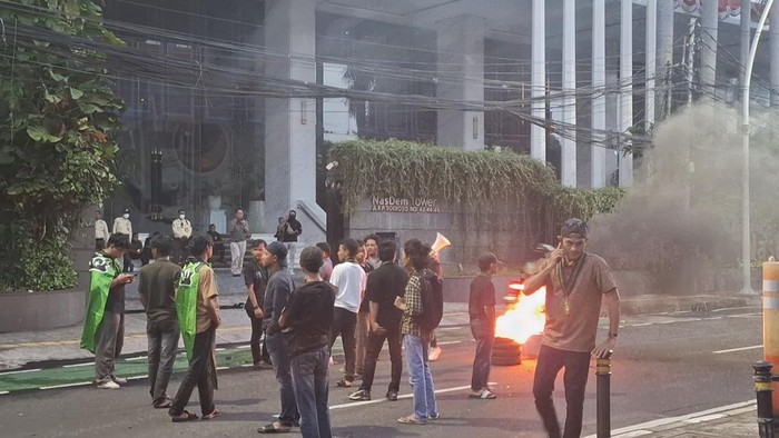 Massa Himpunan Mahasiswa Islam (HMI) blokade jalan dan bakar ban depan NasDem Tower, Sabtu (30/8/2025).