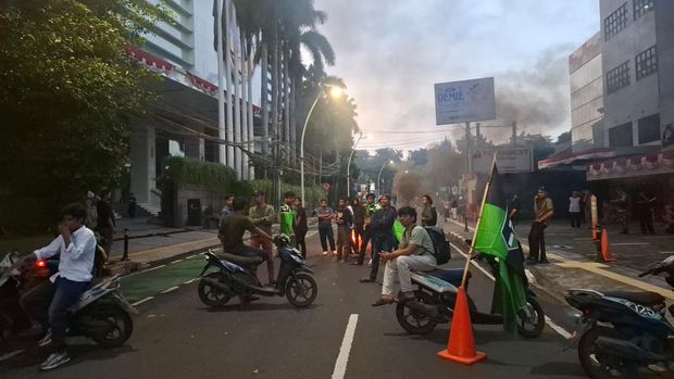 Massa Himpunan Mahasiswa Islam (HMI) blokade jalan dan bakar ban depan NasDem Tower, Sabtu (30/8/2025).