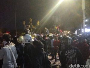 Massa Hitam-hitam kembali Datangi Grahadi! Lempar Batu-Bikin Rusuh