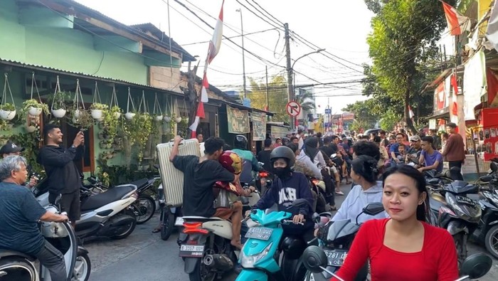 Massa jarah koleksi patung Iron Man milik Ahmad Sahroni, Sabtu (30/8/2025).