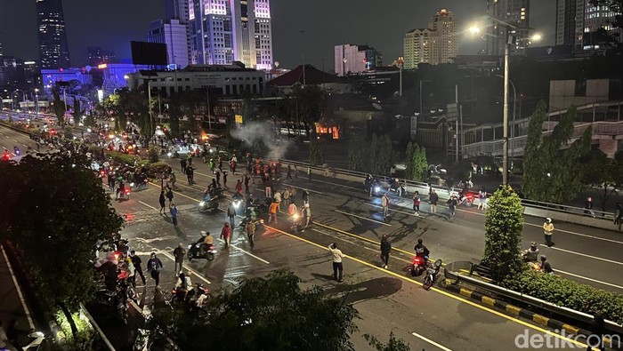 Massa kembali ke Jalan Gatot Subroto (Rumondang Naibaho/detikcom)