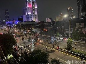 Massa di Jalan Gatot Subroto Kembali Ramai, Lempar Batu ke Polda Metro