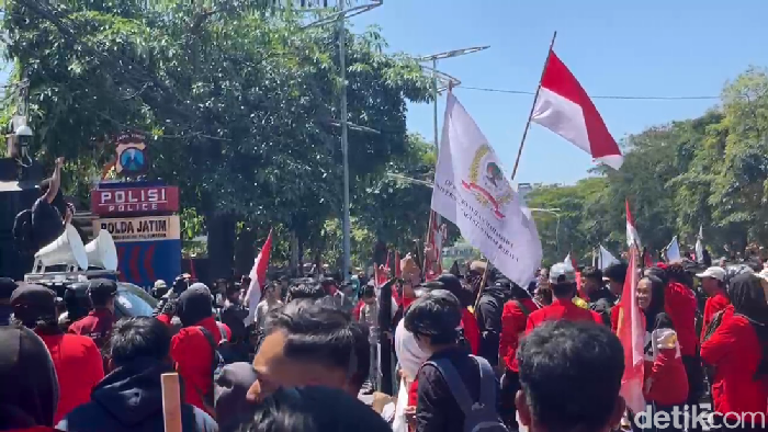 Massa Aliansi BEM Surabaya Mulai Aksi Unjuk Rasa 30 Agustus 2025