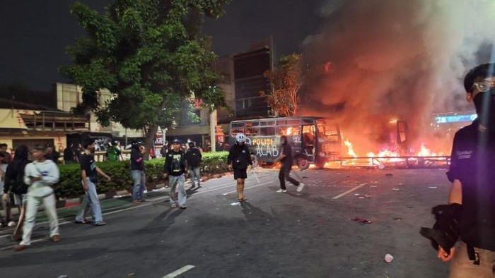 Massa membakar dua unit bus polisi yang terparkir di eks gedung Mapolres Metro Jakarta Pusat di Jalan Kramat Raya, Jumat malam (29/8/2025). (ANTARA/Fianda SJofjan Rassat)