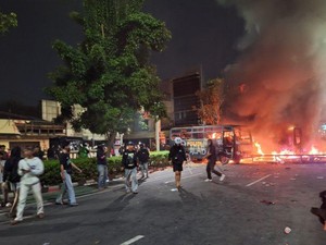 Massa Bakar 2 Bus Polisi dan Jarah Markas Gegana Jakarta Pusat