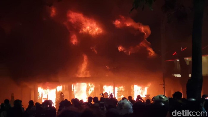 Massa membakar Gedung Negara Grahadi Surabaya.