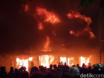 Massa Bakar Gedung Grahadi Surabaya