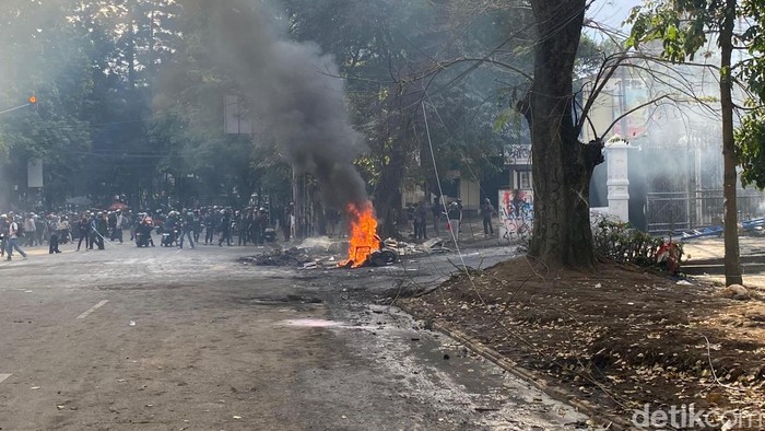 Massa membawa dan membakar sepeda motor pelat merah di DPRD Jabar.