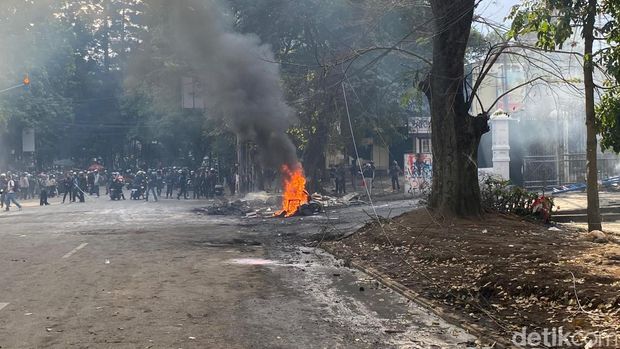 Massa membawa dan membakar sepeda motor pelat merah di DPRD Jabar.