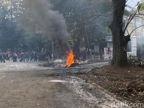 Satu Motor di DPRD Jabar Diseret dan Dibakar!