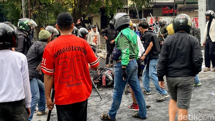 Massa membawa dan membakar sepeda motor pelat merah di DPRD Jabar.