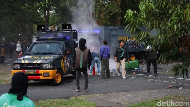 Massa merusak dan menjarah mobil polisi di depan Mapolresta Denpasar yang berdekatan dengan Gedung DPRD Bali, Sabtu (30/8/2025).