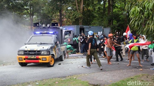 Massa merusak dan menjarah mobil polisi di depan Mapolresta Denpasar yang berdekatan dengan Gedung DPRD Bali, Sabtu (30/8/2025).