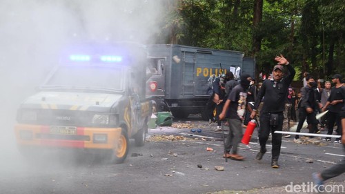 Massa merusak dan menjarah mobil polisi di depan Mapolresta Denpasar yang berdekatan dengan Gedung DPRD Bali, Sabtu (30/8/2025).