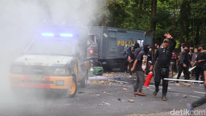 Massa merusak dan menjarah mobil polisi di depan Mapolresta Denpasar yang berdekatan dengan Gedung DPRD Bali, Sabtu (30/8/2025).