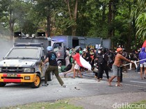 Video: Massa Serbu Kantor DPRD Bali, Mobil Polisi Dibakar