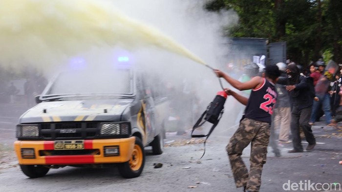 Massa merusak dan menjarah mobil polisi di depan Mapolresta Denpasar yang berdekatan dengan Gedung DPRD Bali, Sabtu (30/8/2025).