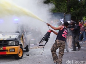 Kericuhan Mencekam di Bali: Massa Serbu Mapolda, Merusak, dan Jarah Mobil Polisi