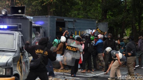 Massa merusak dan menjarah mobil polisi di depan Mapolresta Denpasar yang berdekatan dengan Gedung DPRD Bali, Sabtu (30/8/2025).