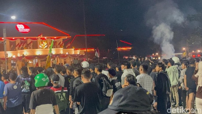 Massa pengunjuk rasa di Gedung Negara Grahadi masih bertahan.