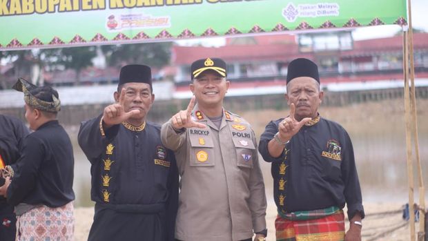 Masyarakat adat di Kuansing deklarasi menolak penambangan emas tanpa izin (PETI), Sabtu (30/8/2025).