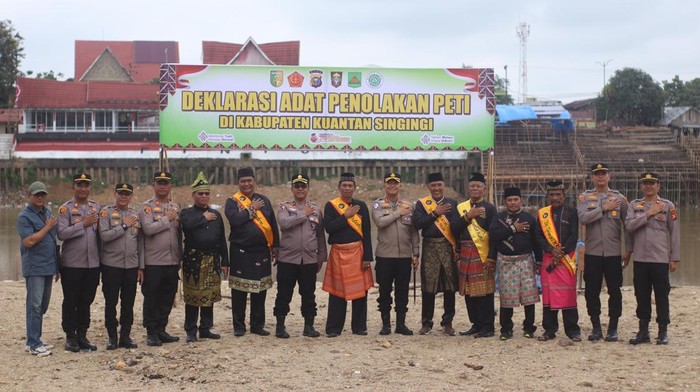 Masyarakat adat di Kuansing deklarasi menolak penambangan emas tanpa izin (PETI), Sabtu (30/8/2025).