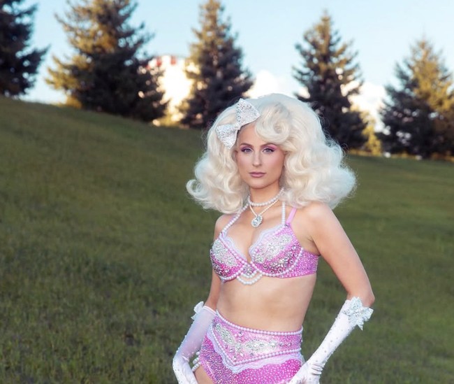 Selain perubahan berat badan, Meghan Trainor juga menjalani operasi pembesaran dan pengangkatan payudara bersama dokter bedah plastik Payman Danielpour. Ia menyebut prosedur tersebut sebagai salah satu keputusan penting setelah mengalami perubahan tubuh pasca-kehamilan. Foto: Amy Sussman/Getty Images