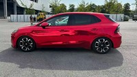 Sementara bagian samping dan belakangnya benar-benar berbeda. Kendaraan tersebut tak lagi mengadopsi desain yang agresif dengan sudut-sudut tajam, melainkan lebih kalem seperti mobil perkotaan pada umumnya. Foto: Doc. Carnewschina.